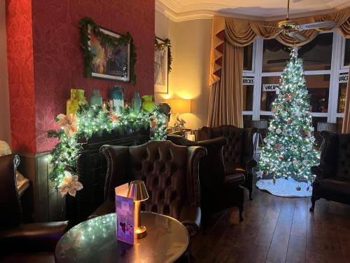 布莱克浦Raffles Hotel的客厅拥有圣诞树和圣诞装饰