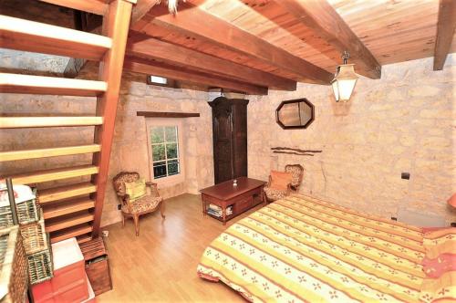 CestayrolsCalme et bien-être的一间卧室设有一张大床和木制天花板
