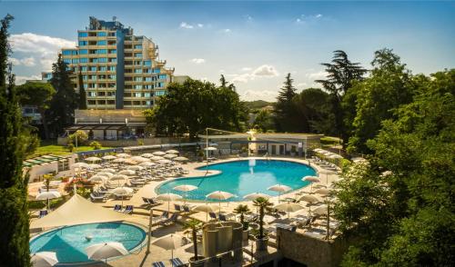波雷奇瓦拉马尔黛尔曼特酒店的享有带遮阳伞的游泳池和大楼的景致。