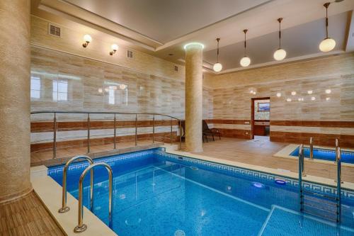 卡缅涅茨-波多利斯基塔拉斯布巴酒店的游泳池,位于带游泳池的建筑内