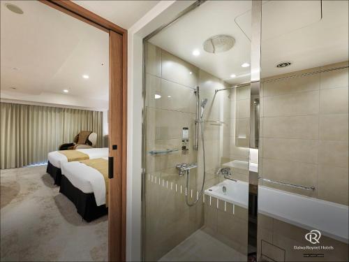 那霸Daiwa Roynet Hotel NAHA-OMOROMACHI PREMIER的带淋浴和浴室的酒店客房
