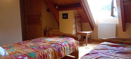 马尔泰勒夏蒙尼赖斯卡姆布勒斯度假屋的卧室配有床、椅子和窗户。