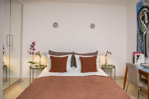 伦敦拉卡时瑞酒店的一间卧室配有一张带枕头和桌子的床