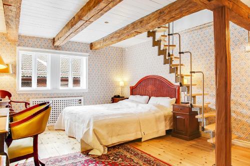 斯塔德约尔酒店的一间带大床和楼梯的卧室