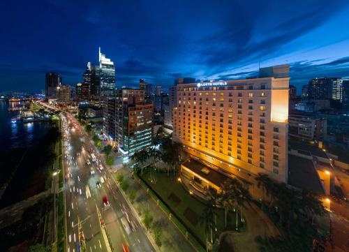 胡志明市Lotte Hotel Saigon的享有夜间城市美景,设有一座建筑