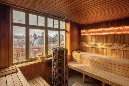 毛科毛科荣耀格兰德酒店的一个带长凳和窗户的桑拿浴室