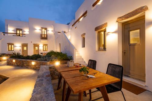 卡塔波拉Soil Amorgos的庭院配有木桌和椅子