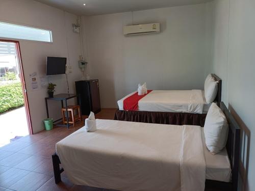Khlungโรงแรมแอมไอม่อน - Am Amoonds Hotel的酒店客房设有两张床和电视。