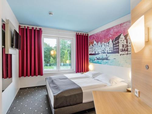 吕讷堡鲁纳堡B＆B酒店的一间卧室配有床和红色窗帘的窗户