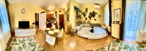 布达佩斯Benett apartman的带沙发和桌子的大客厅