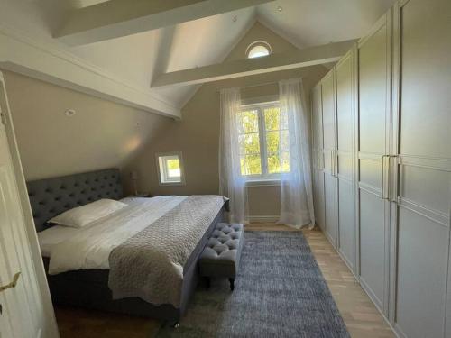 卡特琳娜霍尔姆Gård med egen sjö med bryggbåt, nyrenoverat!的一间卧室设有一张大床和一个窗户。