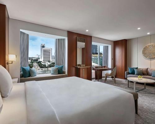 雅加达雅加达君悦酒店的一间带大床的卧室和一间客厅