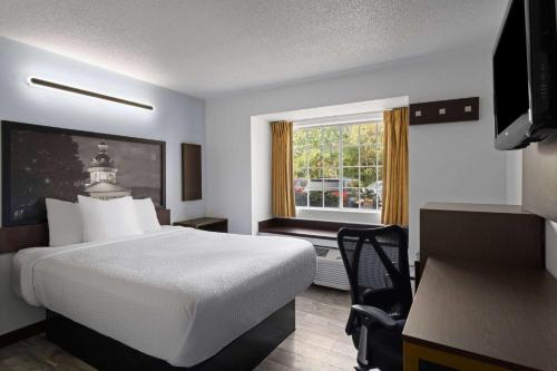 哥伦比亚Super 8 by Wyndham Harbison/Parkridge Hospital的酒店客房设有床和窗户。