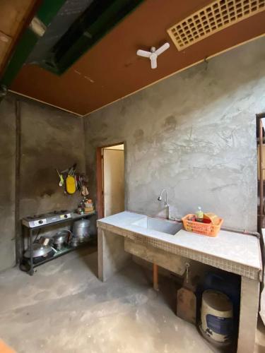 马比尼Perucho-Silang Guest House的厨房配有水槽和炉灶