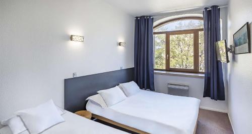 安锡Sure Hotel by Best Western Annecy的客房设有床、窗户和沙发。