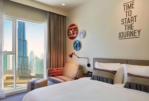 迪拜迪拜市中心罗弗酒店的酒店客房设有床和窗户。