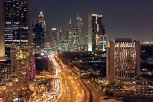 迪拜迪拜市中心罗弗酒店的夜间有交通的城市