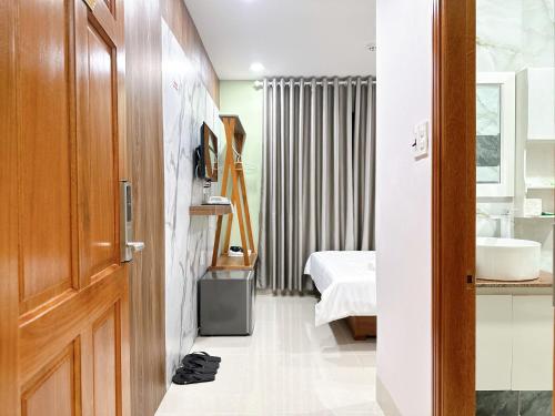 头顿Milanesa Hotel and Apartment的客房设有带水槽的浴室和一张床