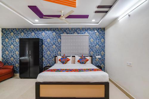 海得拉巴FabHotel Sri Karthikeya Grand的一间卧室设有一张床和天花板