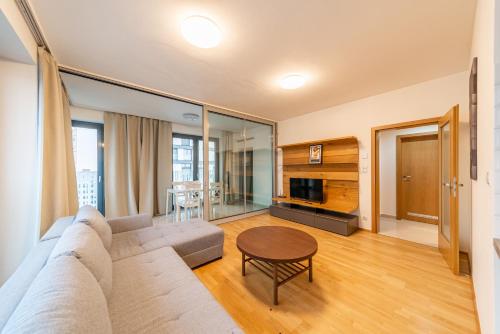 布拉格花园大厦公寓的客厅配有沙发和桌子