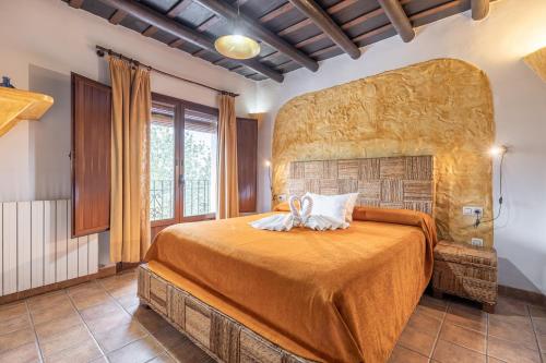 贝尔楚勒斯Turismo Rural & SPA El Cercado的一间卧室,卧室内配有一张大床