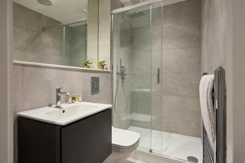 伦敦Chancery Lane by Viridian Apartments的带淋浴、盥洗盆和卫生间的浴室