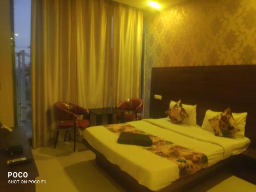 钱德加尔Sohan guest house的酒店客房配有一张床铺和一张桌子。