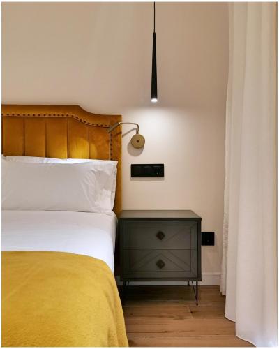索列尔MOONTEN Boutique Stay的一间卧室,配有一张床和床头灯