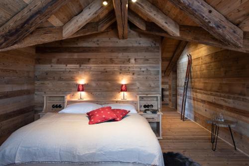 伦格里斯Bayernhütte am Brauneck的小木屋内一间卧室,配有一张床