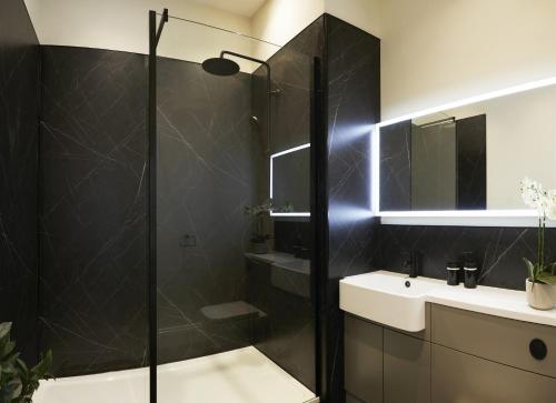 斯卡伯勒The Salisbury - Luxury Apartments by Stay In Scarborough的带淋浴和盥洗盆的浴室