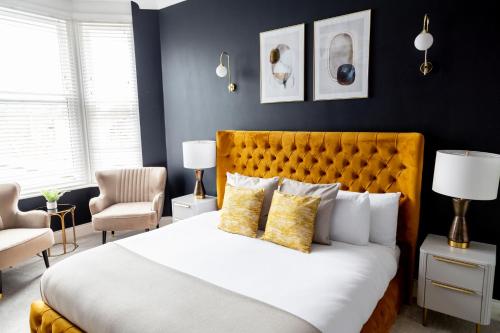 斯卡伯勒The Salisbury - Luxury Apartments by Stay In Scarborough的卧室配有一张带黄色枕头的大型白色床。
