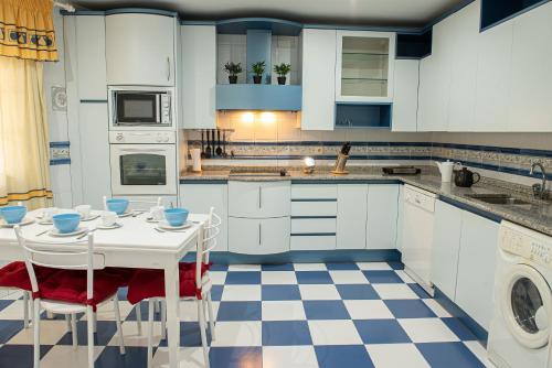 哈兰迪雅·德·拉·维尔CASA DOVELA的厨房配有蓝色橱柜和 ⁇ 格地板