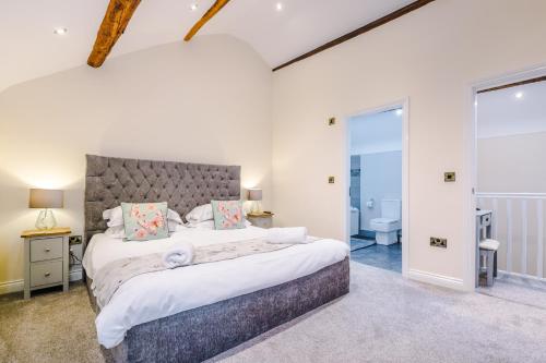 比斯顿Stunning 3-bed cottage in Beeston by 53 Degrees Property, ideal for Families & Groups, Great Location - Sleeps 6的一间带大床的卧室和一间浴室