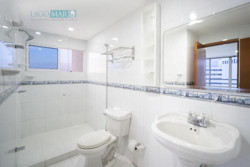 卡塔赫纳Lagos y Mar Apartamentos Cartagena的白色的浴室设有卫生间和水槽。