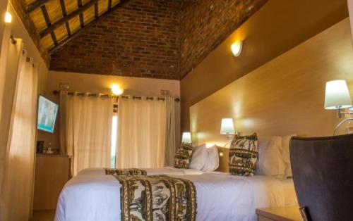 KingsmeadLovely safari room in Harare - 2181的一间卧室,卧室内配有一张大床