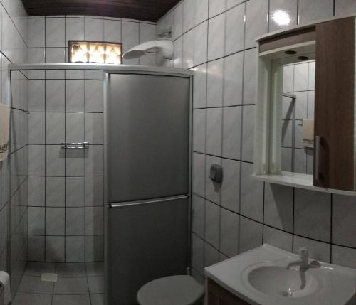 弗洛里亚诺波利斯Recanto Açoriano的带淋浴、卫生间和盥洗盆的浴室