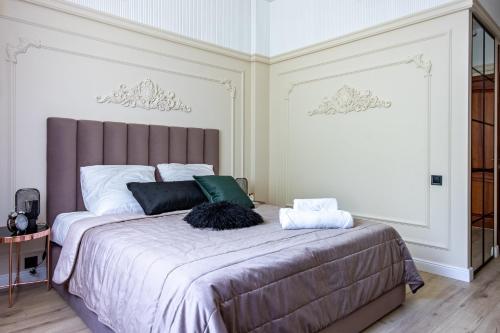 PodvorkiResto Park Традиція的一间卧室配有一张大床和两个枕头