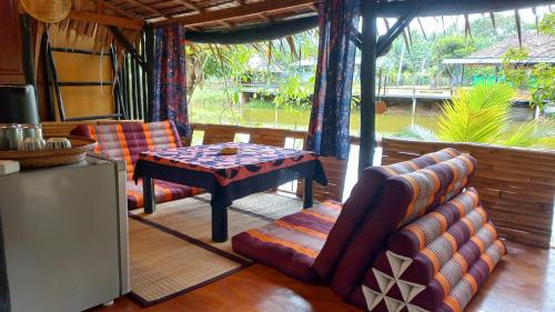 春蓬巴赫瑞安青旅的客厅配有沙发和桌子