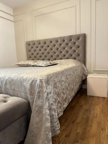 GrudeLea Lux Apartment的一间卧室配有一张带软垫床头板的床