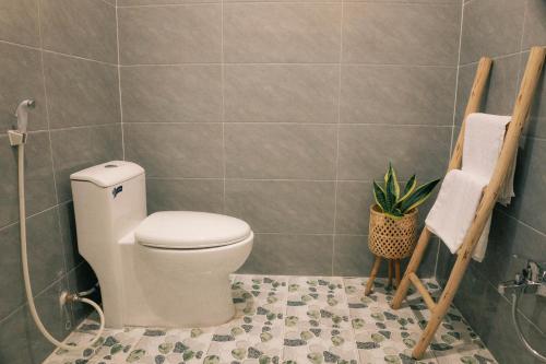 槟知Entire First Floor - Nguyên Tầng Trệt- Nhà Mơ Homestay Bến Tre的一间带卫生间和植物的浴室