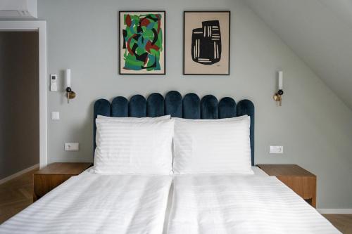 维也纳numa I Terra Apartments的一间卧室配有一张蓝色床头板的床