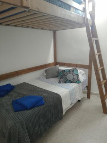 巴哈马尔Bajamar Sun and beach的一间卧室配有一张双层床和梯子