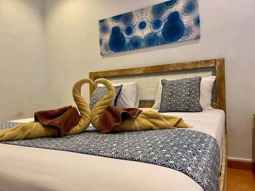 沙努尔Asri BALI SANUR Premier Suites的卧室配有2条毛巾。