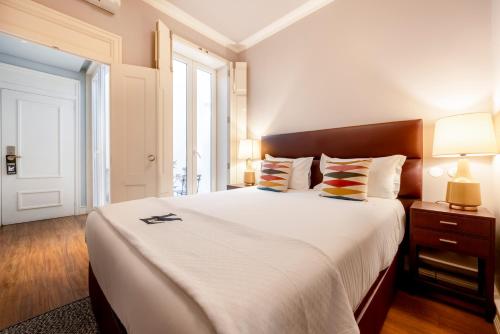 里斯本希亚多贾梅斯公寓|里斯本最佳公寓的卧室设有一张白色大床和一扇窗户。