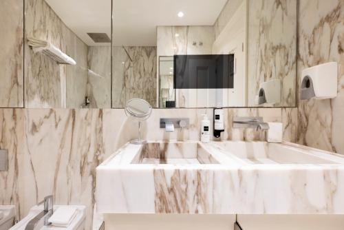 里斯本希亚多贾梅斯公寓|里斯本最佳公寓的白色的浴室设有水槽和镜子