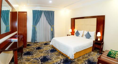 奈季兰فندق لمسات نجران的配有一张床和一张书桌的酒店客房