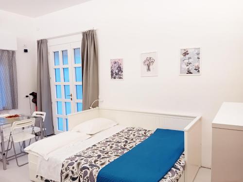 里乔内CasaRava Sul Parco的一间卧室配有一张床、一张书桌和一个窗户。