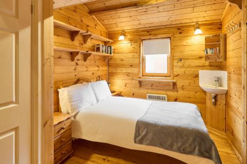布罗德斯泰Host & Stay - Astoria的小木屋内的卧室配有一张床和水槽