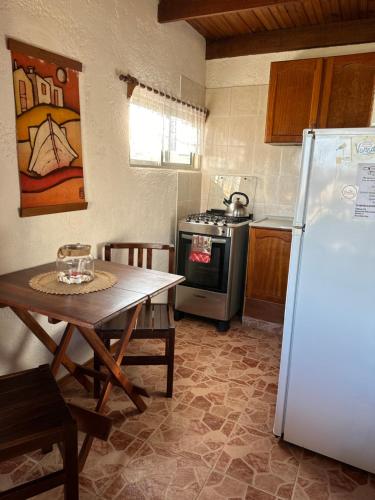 德尔迪阿布罗角El Mirador, Apartamento的厨房配有桌子和冰箱