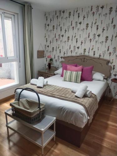 安特克拉CENTRO ANTEQUERA Moderno Apartamento de Santa Cruz的卧室配有一张带粉红色枕头的大床